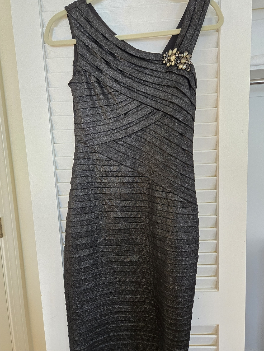 Sleeveless Black Textured Evening Dress with Brooch: Size 6